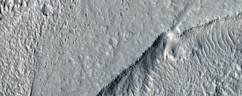 Изменённый  кратер на дне грабена