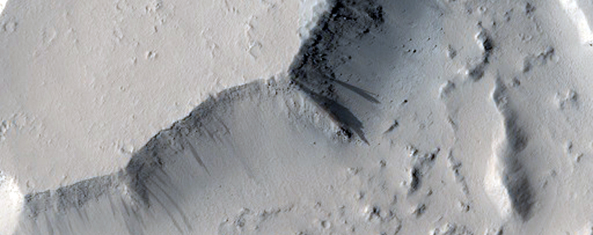 Crter con interior en forma de bloques en Marte Vallis