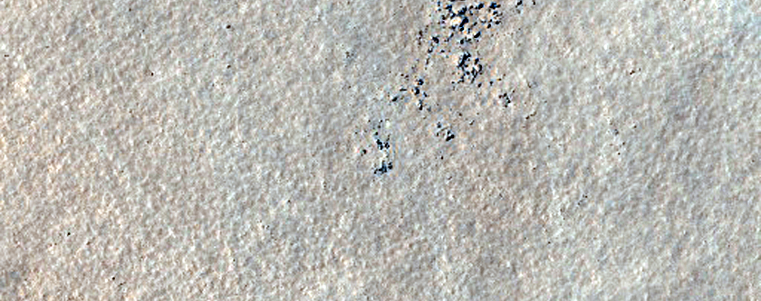 Aşınmış krater çeperi ile büyük kayaların bulunduğu bölgenin dokanağı