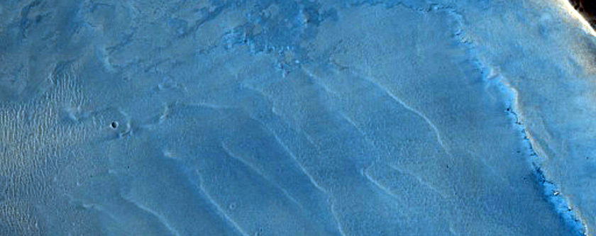 Mgliche Freilegungen von hydratisierten Mineralien in Terassen innerhalb eines Kraters