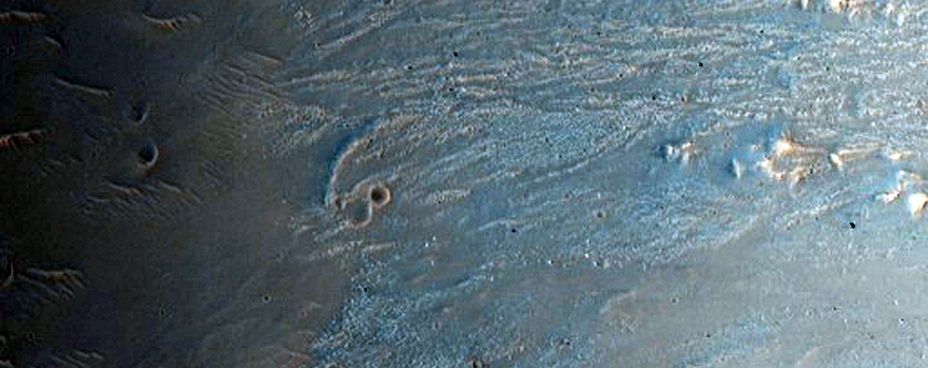 Cratere da impatto che mostrastrati di letto di roccia