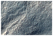 Kanaler vid kanten av Hipparchus-kratern