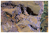 Esposizione di un substrato roccioso colorato in una scarpata franata