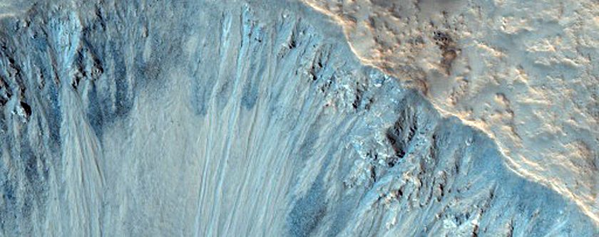 Tracciamento dei pendii di un cratere da impatto recente