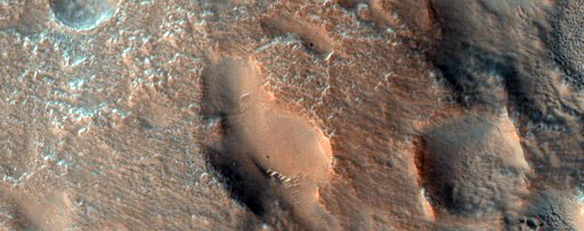 Egy becsapódási kráter vastag pereme a Protonilus Mensae területén