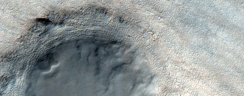 Per medium nongenta duodeoctoginta metra patens crater in depositis ad Axem Australem Stratis Situs
