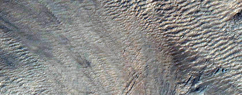 Овраги на стенке кратера Galle