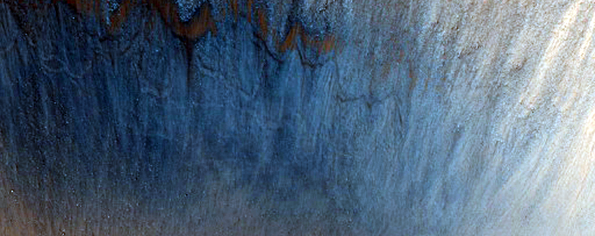 En brant kratersida inuti Isidis Planitia