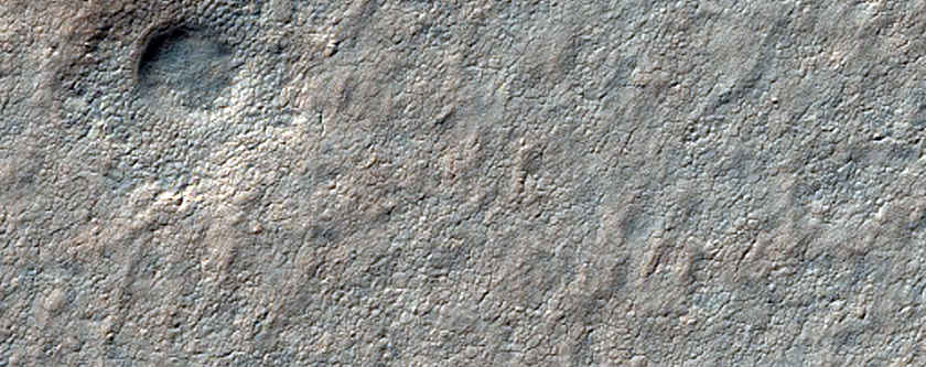 Кратер диаметром 322 метра в слоистых отложениях Южного полюса