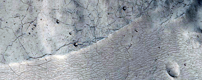  מצע משקעי ברצפה של מכתש בצפון של ארץ טרה ערביה (Arabia Terra)