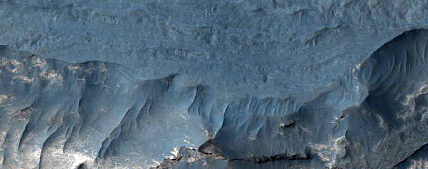 Ljust material i dagenp botten av Ius Chasma