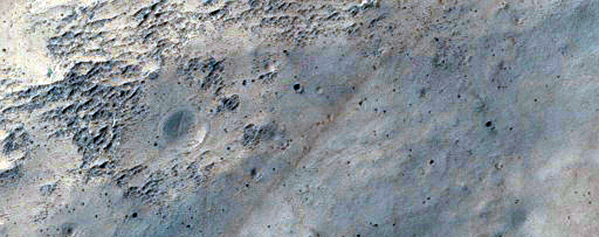 Rétegzett kőzet egy kráterben, a Schiaparelli krátertől keletre