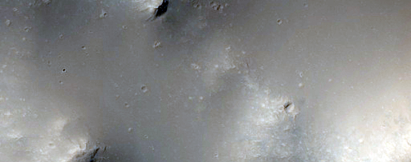 Bordo di un ampio cratere da impatto degradato