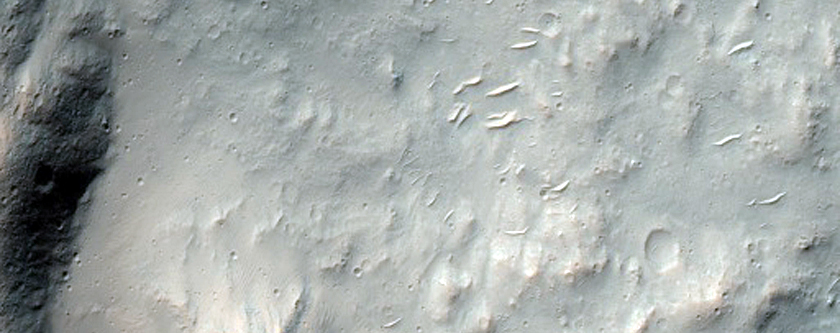 Auswurfmaterial eines gut erhaltenen 8 Kilometer groen Kraters in Hesperia Planum