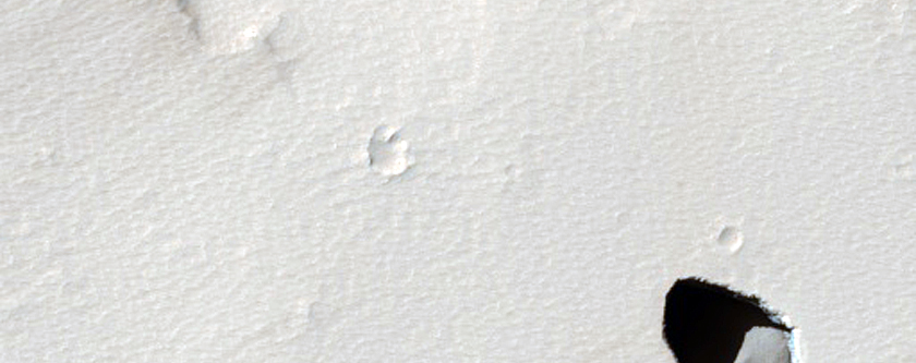 Um poo em uma calha na regio ocidental de Noctis Labyrithus
