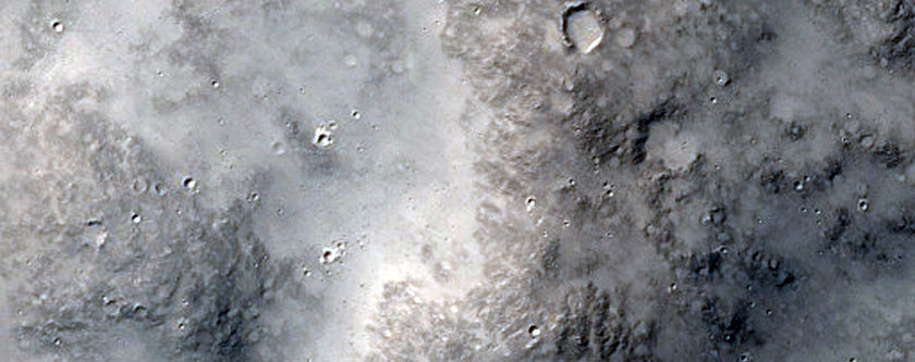 Channels nabij de De Vaucouleurs krater