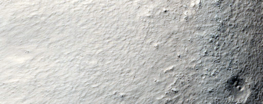 Stratificazioni piegate in un cratere della Terra Cimmeria
