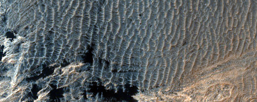 Pontos escuros no cho de uma cratera a oeste da Cratera Schiaparelli