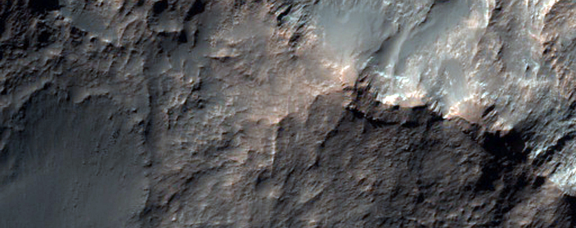 Lyst materiale i midten av et krater i Gorgonum Chaos Basin