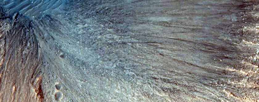 Склоны кратера Rauna 