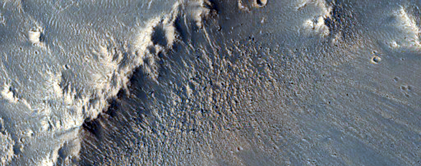 Gropar i en liten krater p Sharonov-kraterns botten