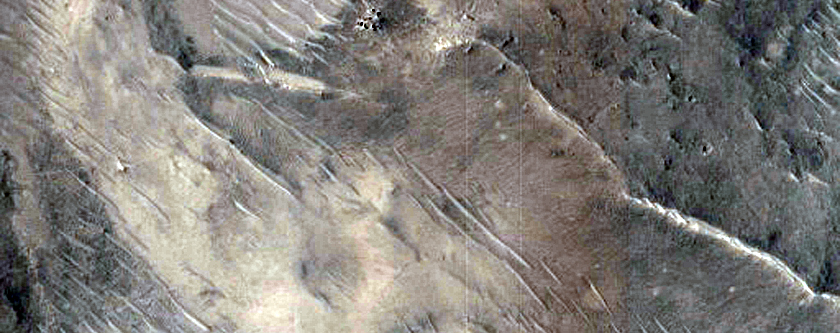 Извилистые хребты и долины в кратере Peridier