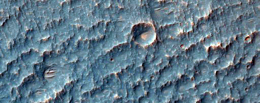 Разрушенный кратер возле каньона Ophir Chasma