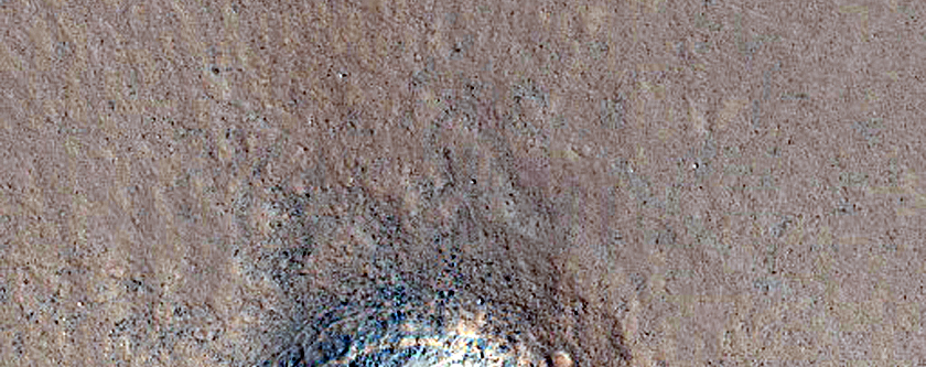 Tre freŝa malgranda kratero