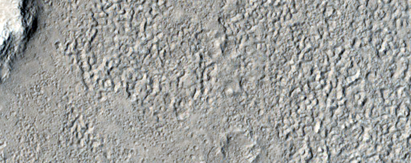 Crateres et parvi clivi in Astapo Collibus