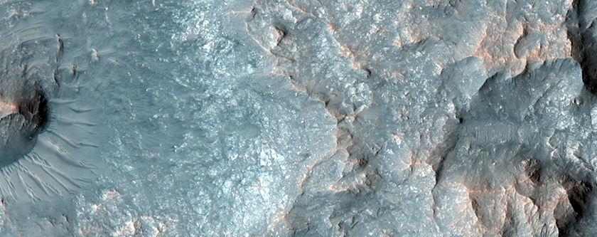 Esposizione di rocce profonde nel Cratere Bonestell 