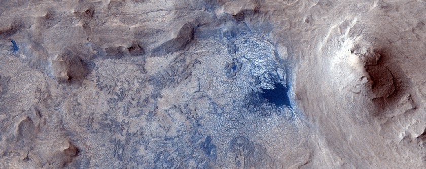 Трещиноватые слоистые отложения в кратере