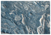 חול, סלעים ודיונות ב-אייוס קזמה (Ius Chasma)