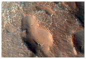 Egy becsapódási kráter vastag pereme a Protonilus Mensae területén