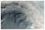 978 méter átmérőjű kráter a réteges lerakódásokon a Déli-sarkon