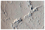 Flujos de lava y el borde de un crter al sudeste de Tharsis Tholus