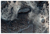 Világos lerakódások a Melas Chasma északkeleti részének aljzatán