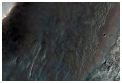 Wyeksponowany jasny materiał w kraterze Bakhuysen