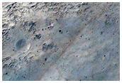 Rétegzett kőzet egy kráterben, a Schiaparelli krátertől keletre