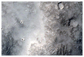 Csatornák a De Vaucouleurs kráter közelében