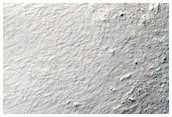 Strates plisses dans un cratre dans Terra Cimmeria