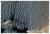 כתמים כהים על רצפת מכתש למערב ממכתש סקיאפארלי (Schiaparelli)
