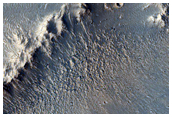 Kavoj en malgranda kratero sur la fundo de Sharonov Kratero
