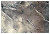 Kanyargó gerincek és völgyek a Peridier kráterben