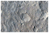A Canala kráter törmelékterítőjének peremén