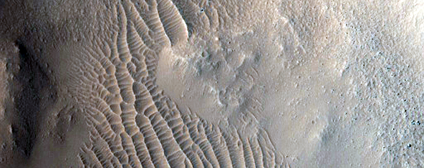Bir çarpma kraterinin içindeki eğim çizgileri