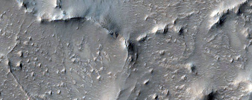 Сеть горных хребтов к северу от кратера Antoniadi