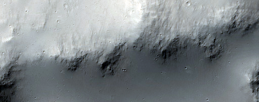 Aşınmaya uğramış büyük bir kraterin çeperi