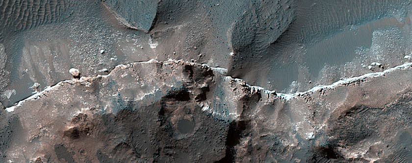 En klippe på bunnen av Ritchey-krateret