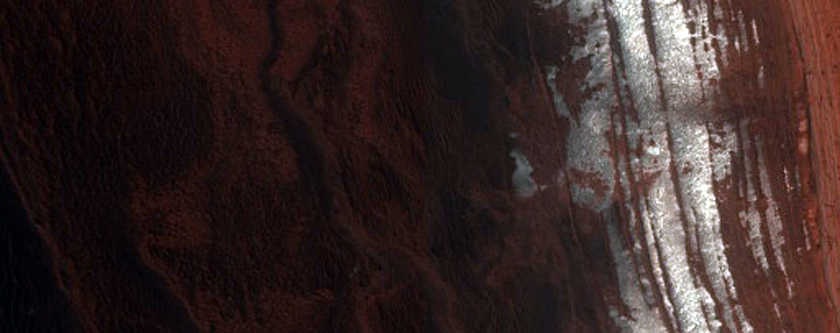 Eine steile Bschung in den Ablagerungen des Marsnordpols