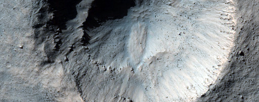 Bene servatus crater chiliometrum per medium patens